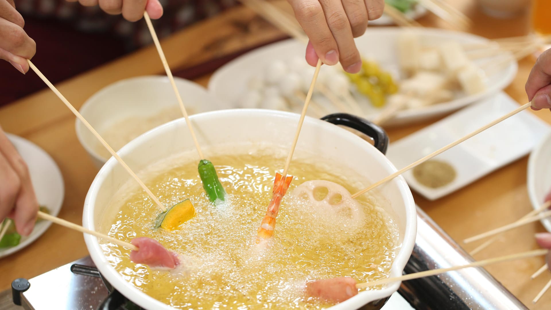 ie herkömmliche Variante des Fleischfondues wird mit Fett zubereitet.