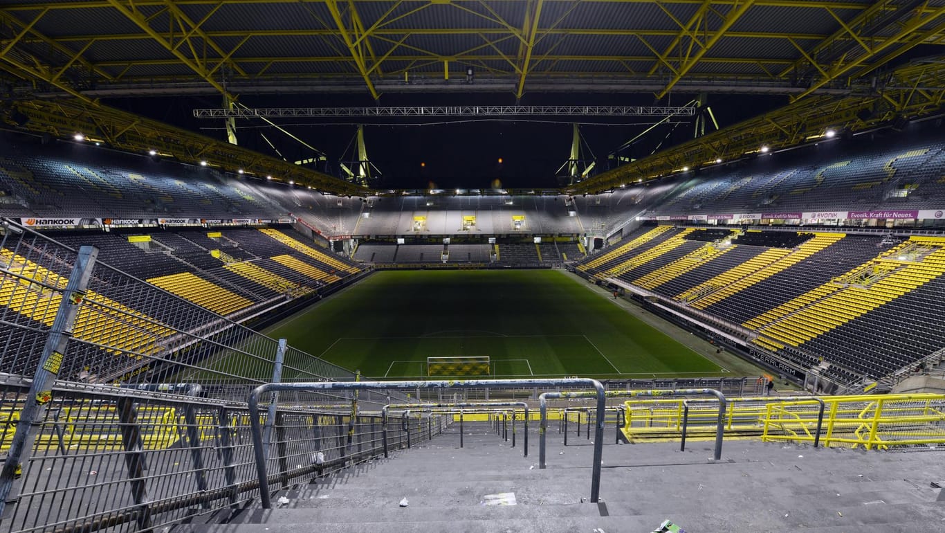 Im Dortmunder Stadion scheint es unter Flutlicht sehr warm zu werden.