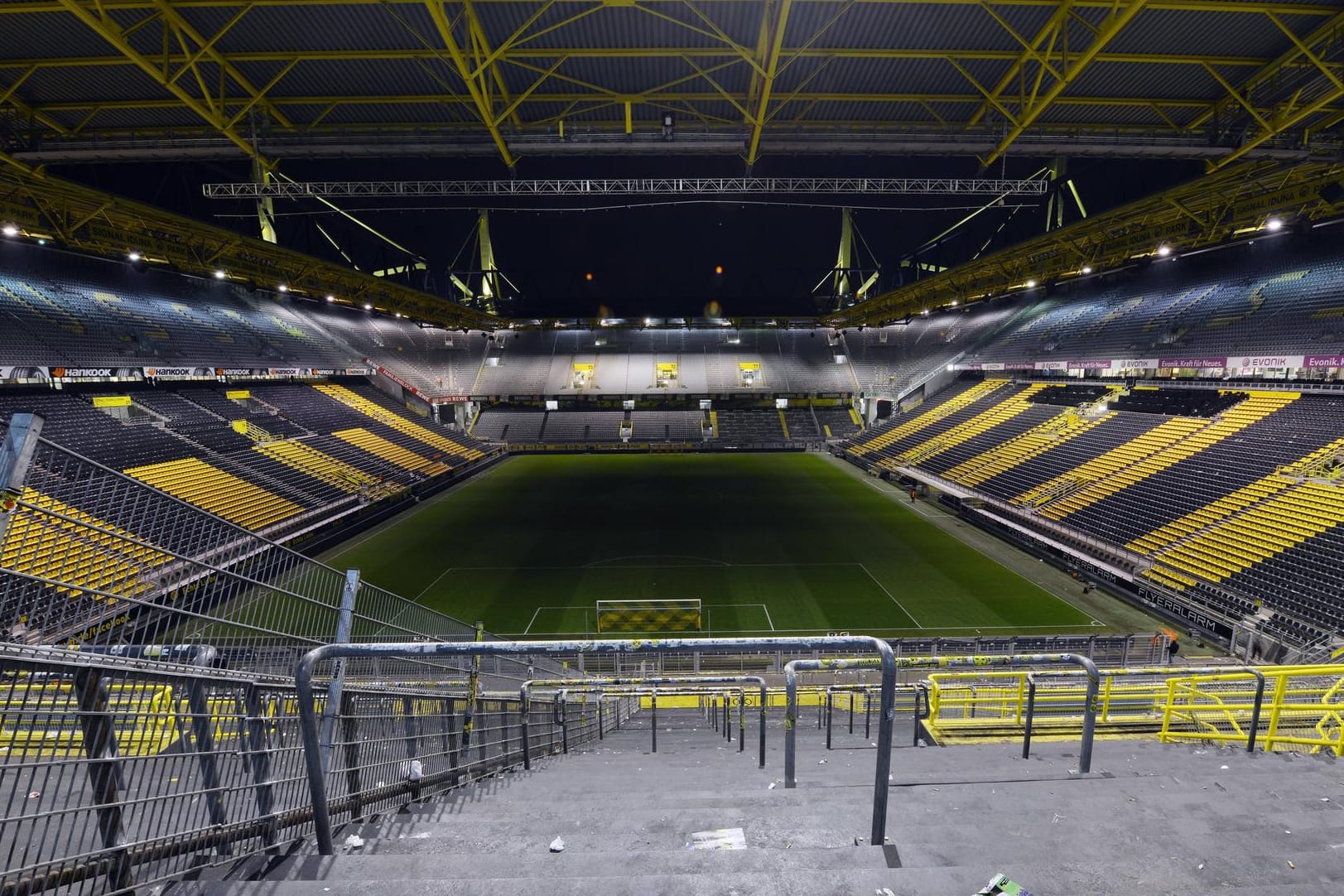Im Dortmunder Stadion scheint es unter Flutlicht sehr warm zu werden.