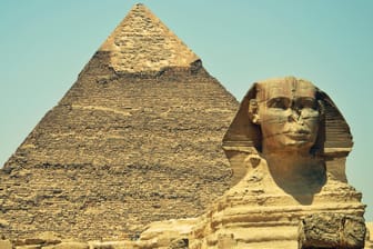 Die Sphynx-Statue bewacht in Gizeh die Pyramiden.