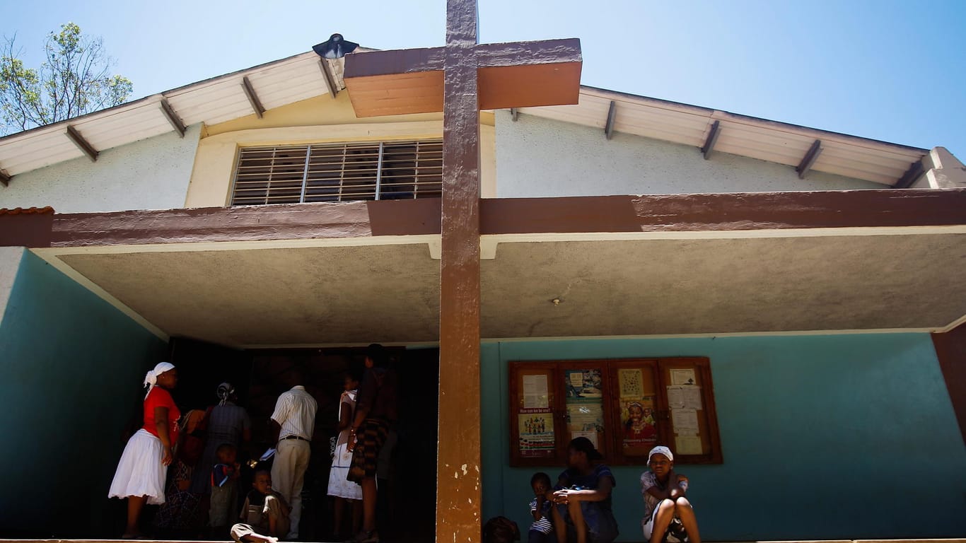 Das Kreuz (wie hier in einer katholischen Kirche in Likoni bei Mombasa in Kenia) kann längst nicht allen Christen Schutz bieten.