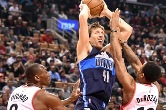 Der Vertrag des 37-jährigen Dirk Nowitzki (Mitte) läuft noch bis 2017.