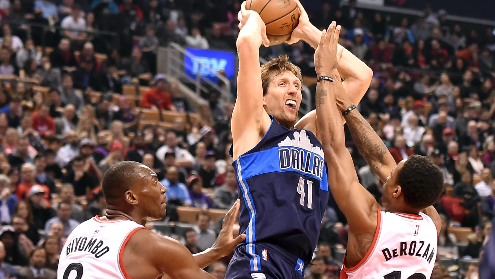 Der Vertrag des 37-jährigen Dirk Nowitzki (Mitte) läuft noch bis 2017.