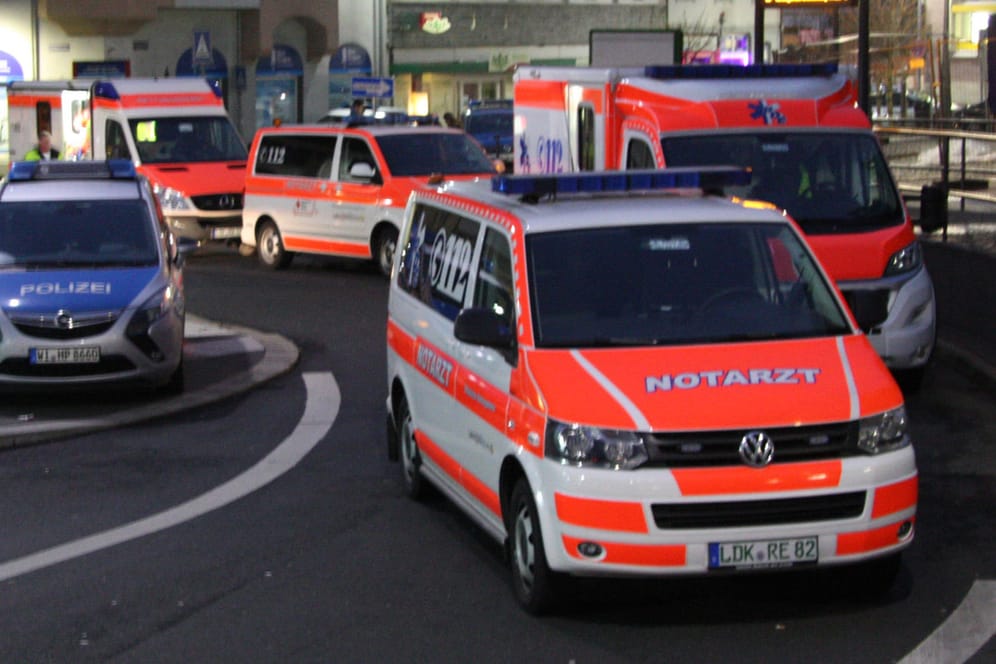 Rettungskräfte am Bahnhof von Herborn: Hier starb am Morgen ein Polizist bei einem Einsatz.