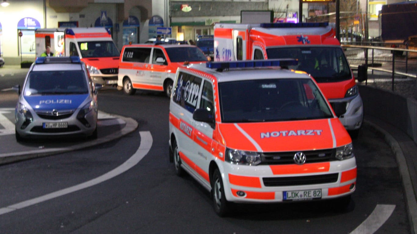 Rettungskräfte am Bahnhof von Herborn: Hier starb am Morgen ein Polizist bei einem Einsatz.