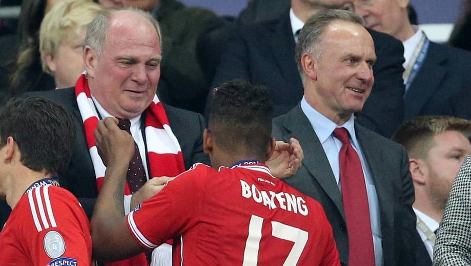Hoeneß (li.) nimmt Boateng nach dem Champions-League-Sieg 2013 in den Arm. Hoeneß (li.) nimmt Boateng nach dem Champions-League-Sieg 2013 in den Arm.