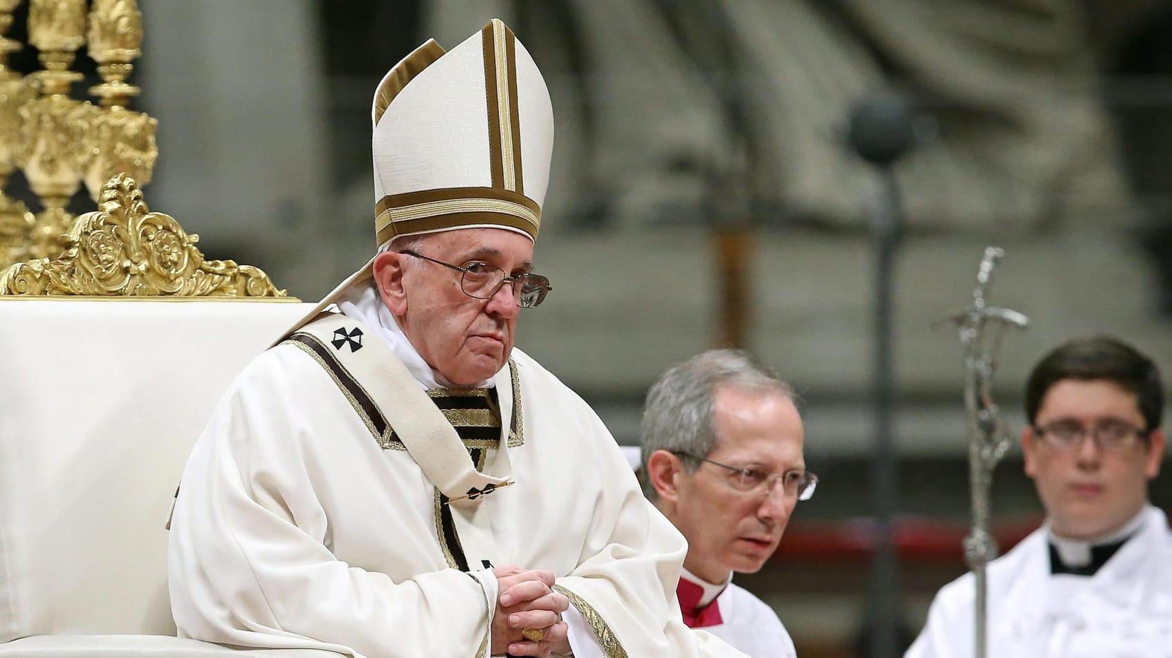 Papst Franziskus bei der Christmette im Petersdom in Rom.