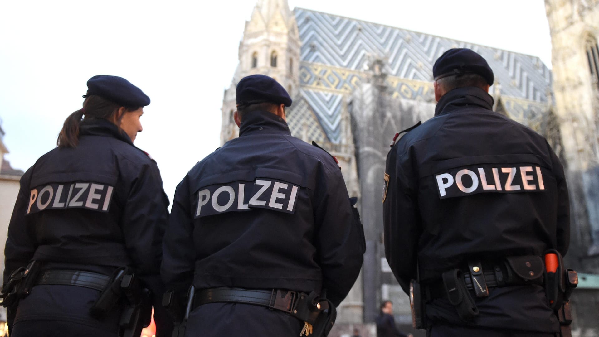 Österreich erhöht nach den Terrorwarnungen die Sicherheitsvorkehrungen in Wien. Österreich erhöht nach den Terrorwarnungen die Sicherheitsvorkehrungen in Wien.