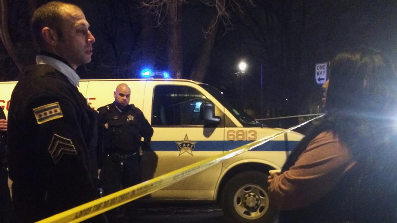 Todesschüsse im West Garfield Park in Chicago: Die Polizei sperrt den Tatort ab.