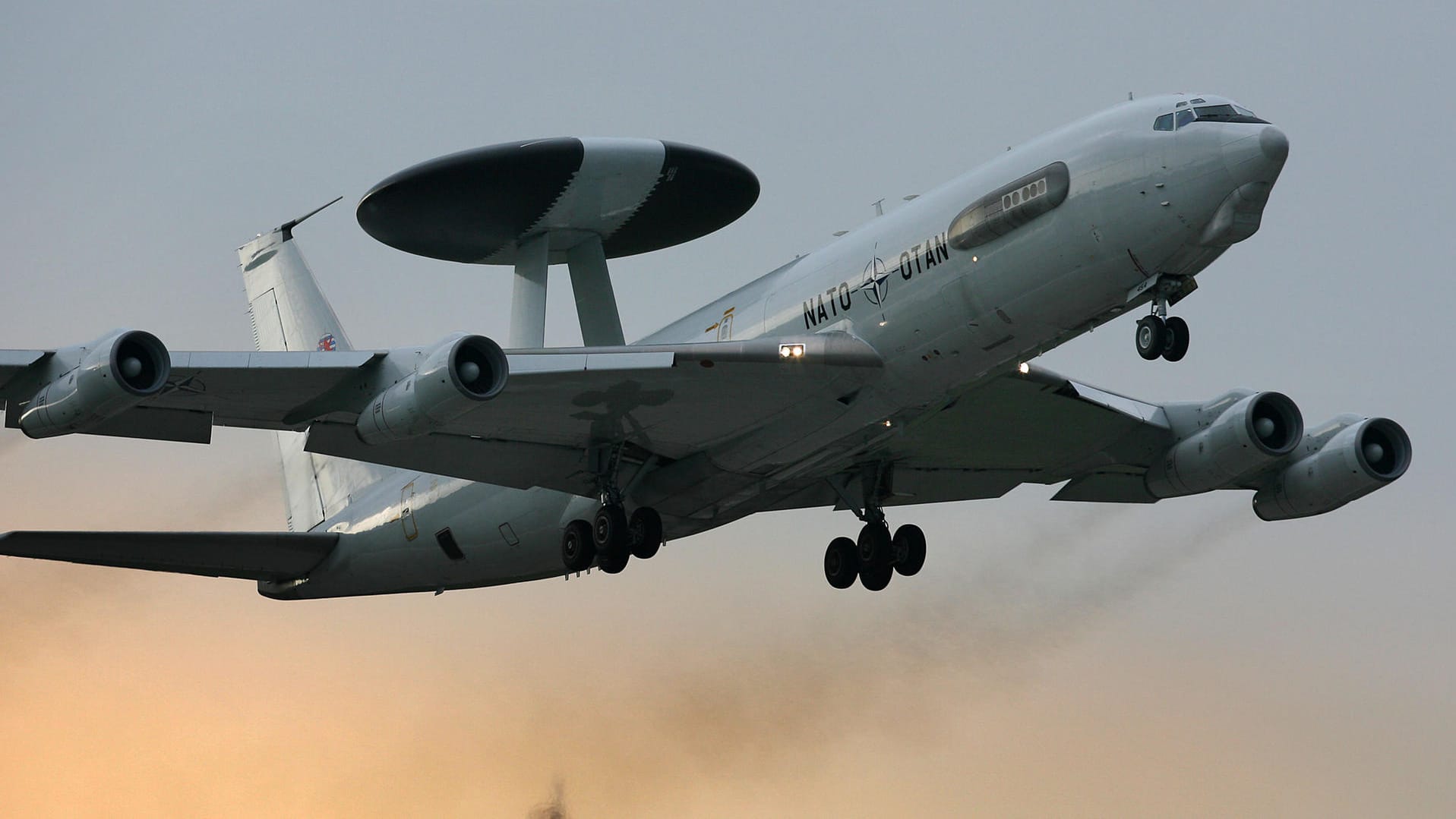 Awacs-Aufklärungsflugzeuge der Nato vom Typ Boeing starten vom Flughafen Geilenkirchen (NRW).