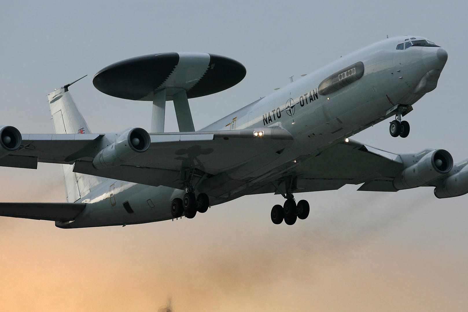 Awacs-Aufklärungsflugzeuge der Nato vom Typ Boeing starten vom Flughafen Geilenkirchen (NRW).