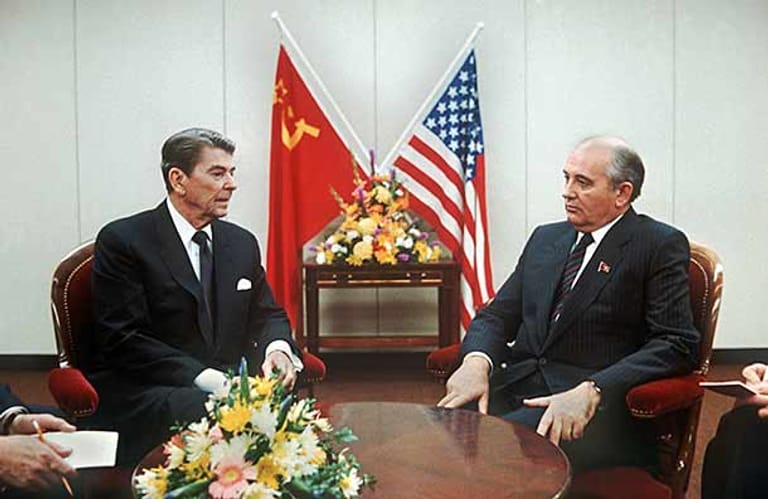 Da spricht der Kalte Krieg noch aus der Mimik: US-Präsident Ronald Reagan und sowjetische Machthaber Michael Gorbatschow 1985 in Genf.
