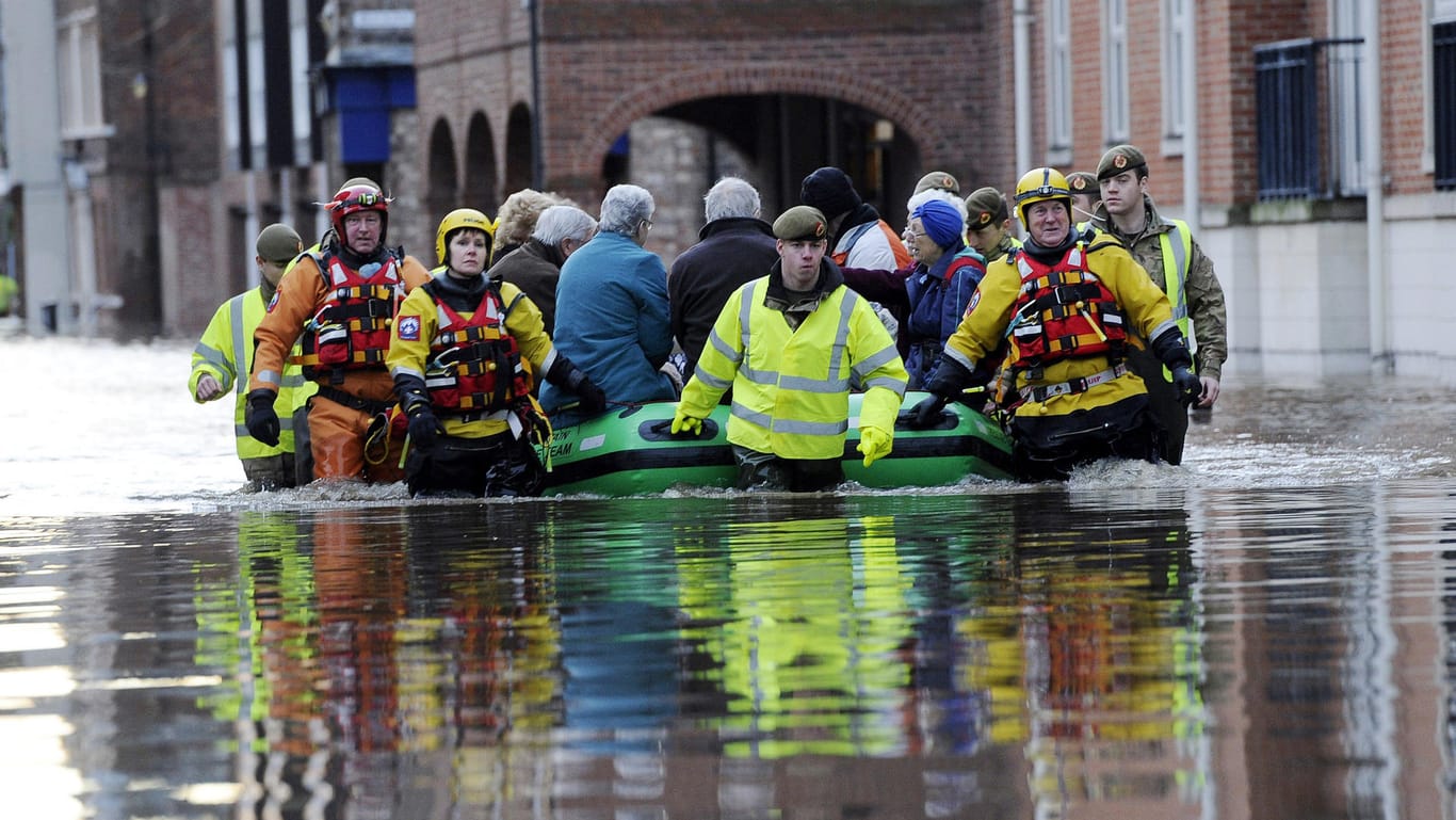 Hunderte Bewohner werden in York von den Helfern mit Schlauchbooten aus ihren Häusern und in Sicherheit gebracht.