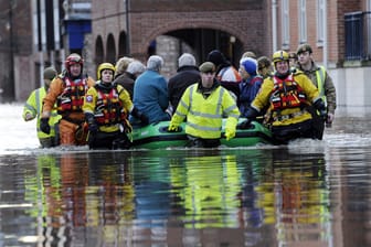 Hunderte Bewohner werden in York von den Helfern mit Schlauchbooten aus ihren Häusern und in Sicherheit gebracht.