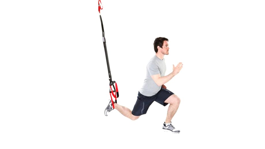 Zur Stärkung von Muskeln rund um Knie und Hüfte, hängt man einen Fuß in die Schlaufe und zieht ihn langsam nach unten.
