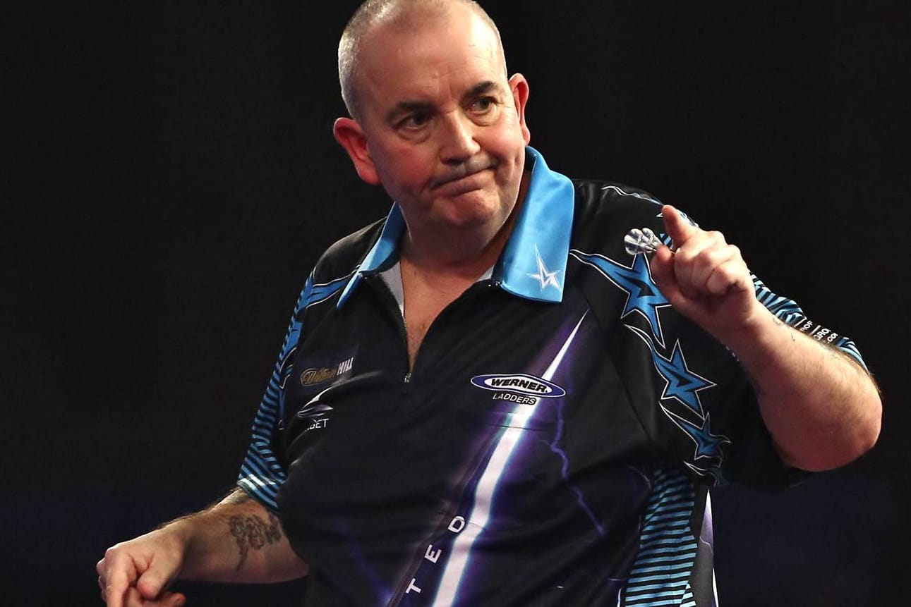 Phil Taylors Jubel fällt nach dem Sieg gegen Kevin Painter verhalten aus.