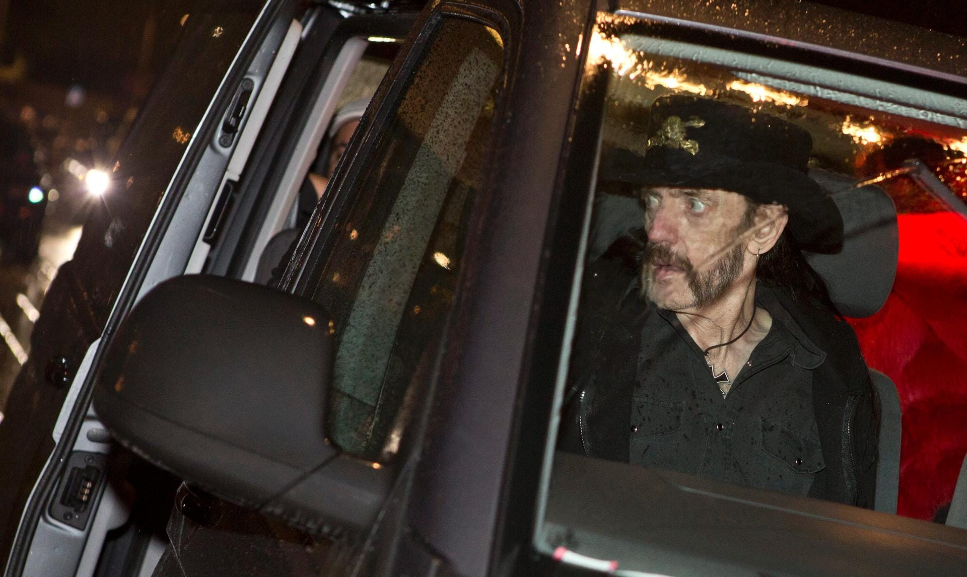 Eine der letzten Aufnahmen des Motörhead-Sängers: Lemmy Kilmister im Auto in Stockholm.