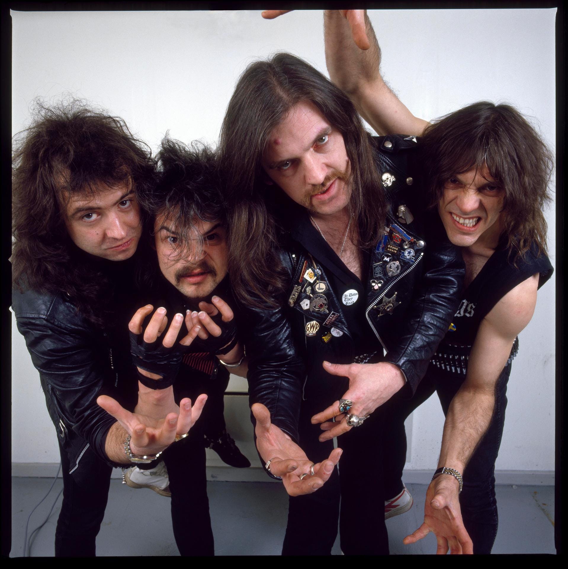 Motörhead Mitte der 1980er Jahre: Phil Campbell, 'Philthy' Phil Taylor, Lemmy Kilmister und Mick 'Wurzel' Burston (v.l.). Kilmister hatte die Band 1975 gegründet und war bis zu seinem Tod als einziges Mitglied aus der Anfängerzeit verblieben.