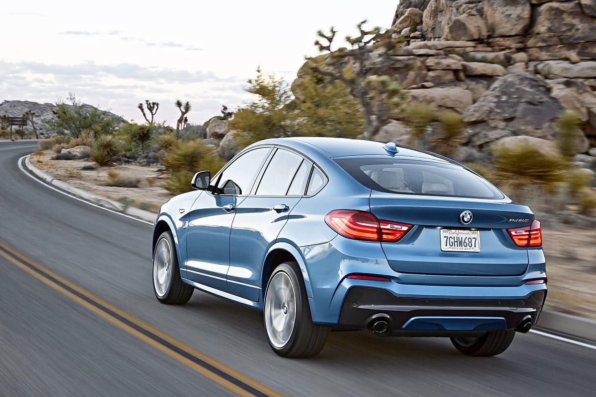 BMW setzt mit dem X4 xDrive 40i ebenfalls auf kraftvolle Sportlichkeit. 360 PS machen sich mit null auf 100 km/h in 4,9 Sekunden und eine abgeregelte Höchstgeschwindigkeit von 250 km/h eindrucksvoll bemerkbar.