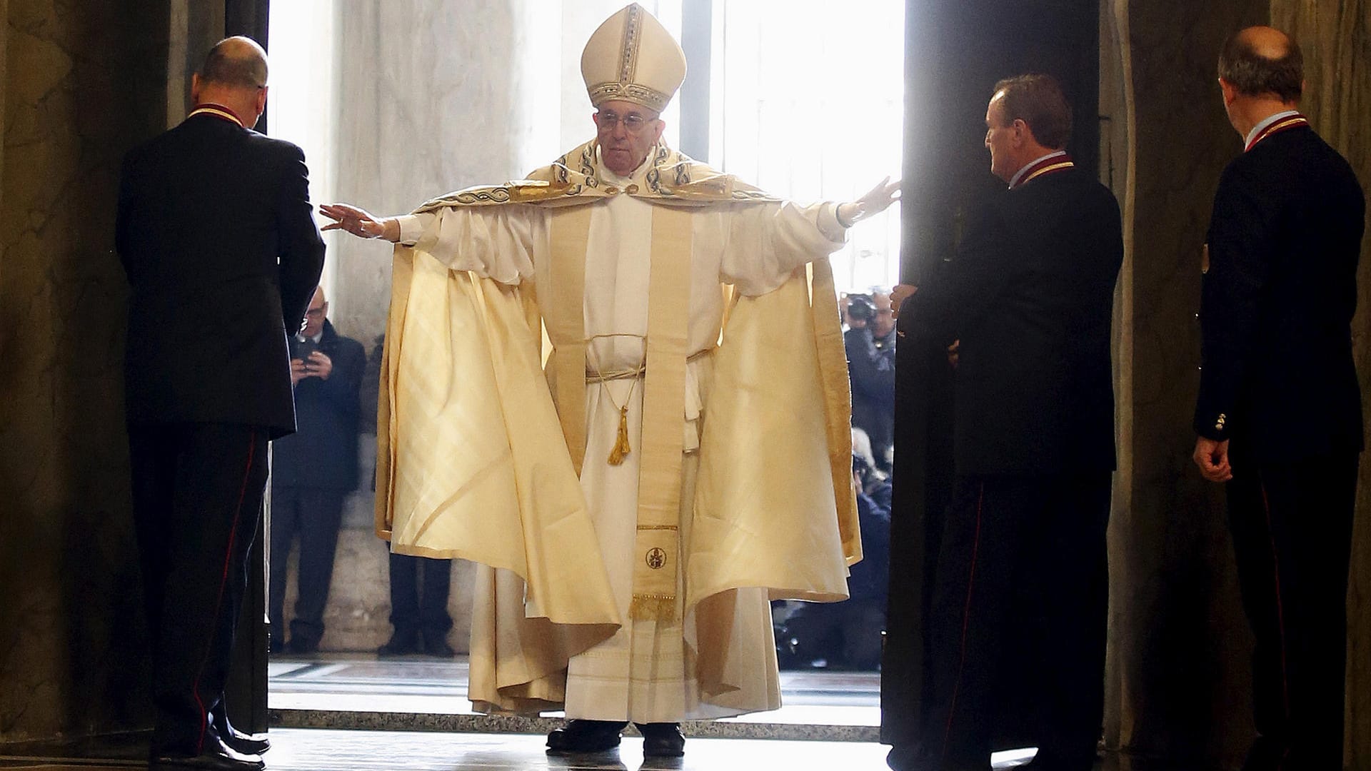 Papst Franziskus öffnet die Heilige Pforte am 8. Dezember 2015.