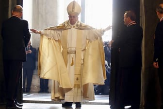 Papst Franziskus öffnet die Heilige Pforte am 8. Dezember 2015.