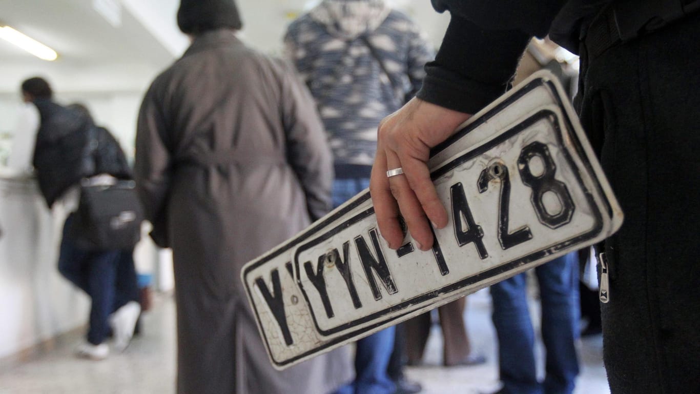 Griechen tragen ihre Autokennzeichen zur Behörde.