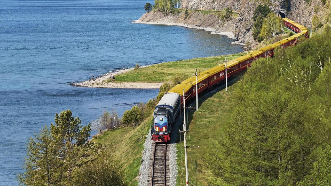 Die Sonderzugreise ''Zarengold'' führt am Baikalsee vorbei.