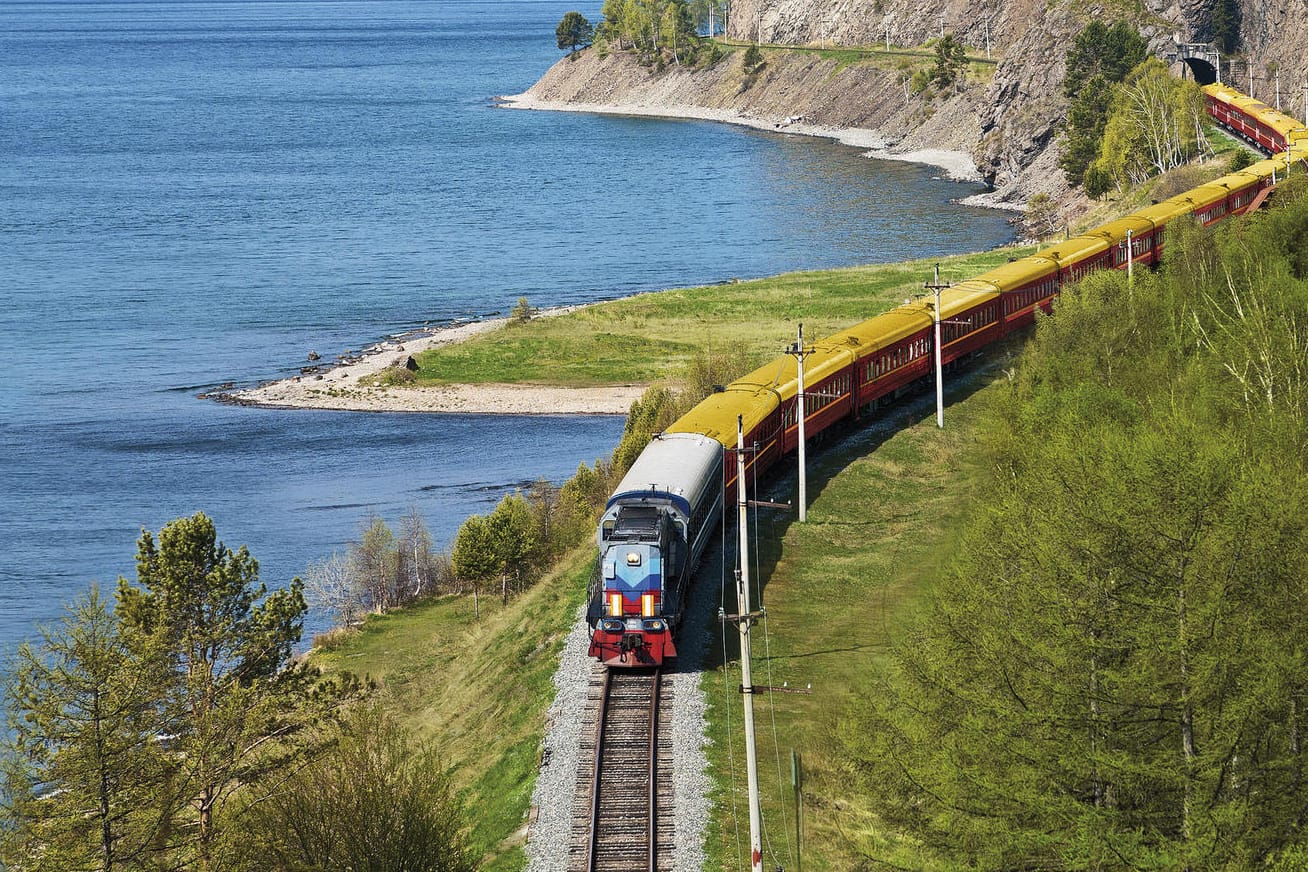 Die Sonderzugreise ''Zarengold'' führt am Baikalsee vorbei.