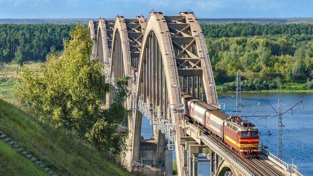 Über 9288 Kilometer von Moskau bis Wladiwostok erstreckt sich die Ur-Trasse der Transsib. Heute gibt es mehrere Alternativstrecken, wobei bei Touristen die Strecke von Moskau über den Baikalsee und die Mongolei nach Peking am beliebtesten ist.