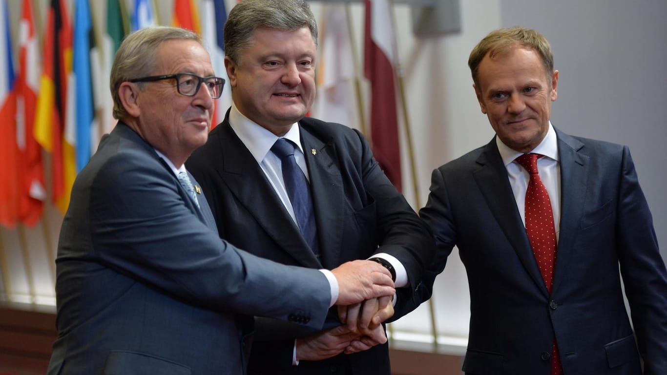 Ukraines Präsident Petro Poroschenko (Mitte) mit EU-Ratspräsident Donald Tusk (re.) und EU-Kommissionspräsident Jean-Claude Juncker in Brüssel.