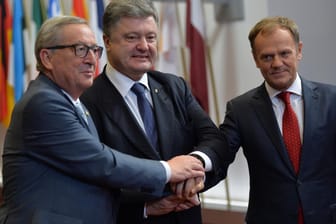 Ukraines Präsident Petro Poroschenko (Mitte) mit EU-Ratspräsident Donald Tusk (re.) und EU-Kommissionspräsident Jean-Claude Juncker in Brüssel.