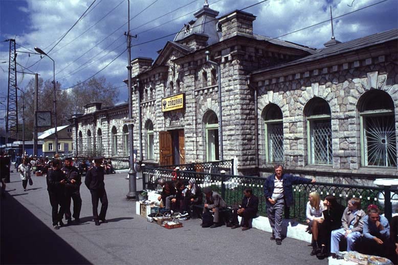 Am Marmor-Bahnhof Sludjanka beginnt die Baikalbahn.