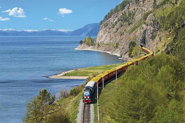 Besonders schön ist der 207 Kilometer lange Streckenabschnitt entlang des Baikalsees, dem größten Süßwassersee der Welt.