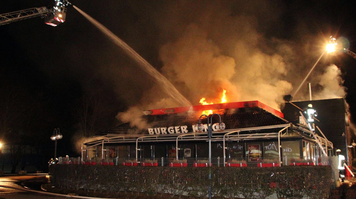 Lichterloh brannte ein Burger King-Restaurant in Pforzheim in der vergangenen Nacht.