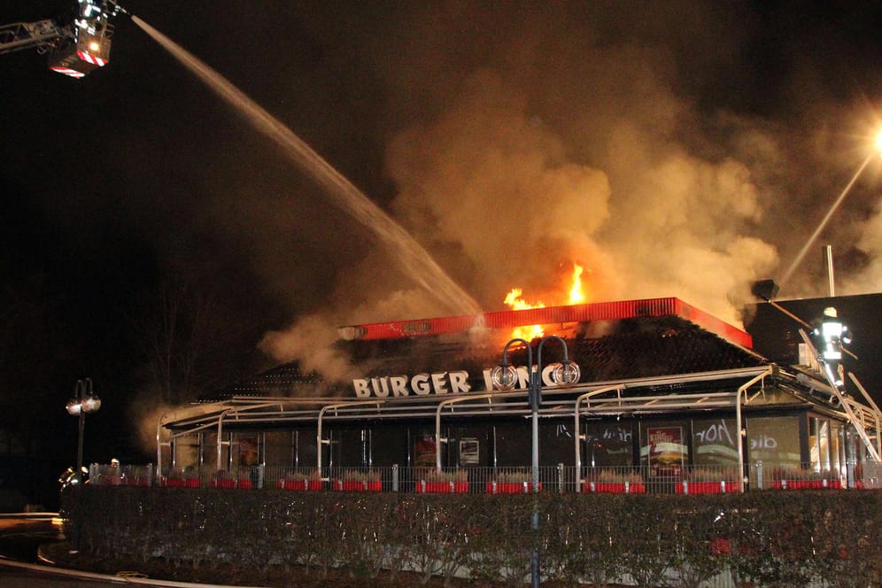 Lichterloh brannte ein Burger King-Restaurant in Pforzheim in der vergangenen Nacht.