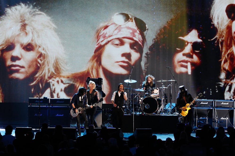 Wird die Kult-Band bald wieder gemeinsam auf der Bühne stehen? Guns N' Roses in der Rock n' Roll Hall of Fame in Cleveland, Ohio.