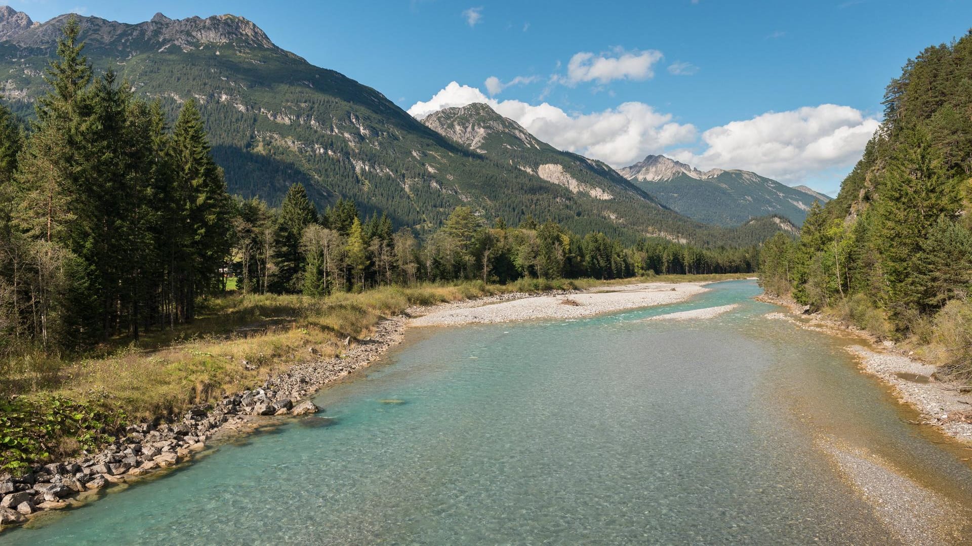 Der Fluss verzaubert das Lechtal mit seiner Schönheit.