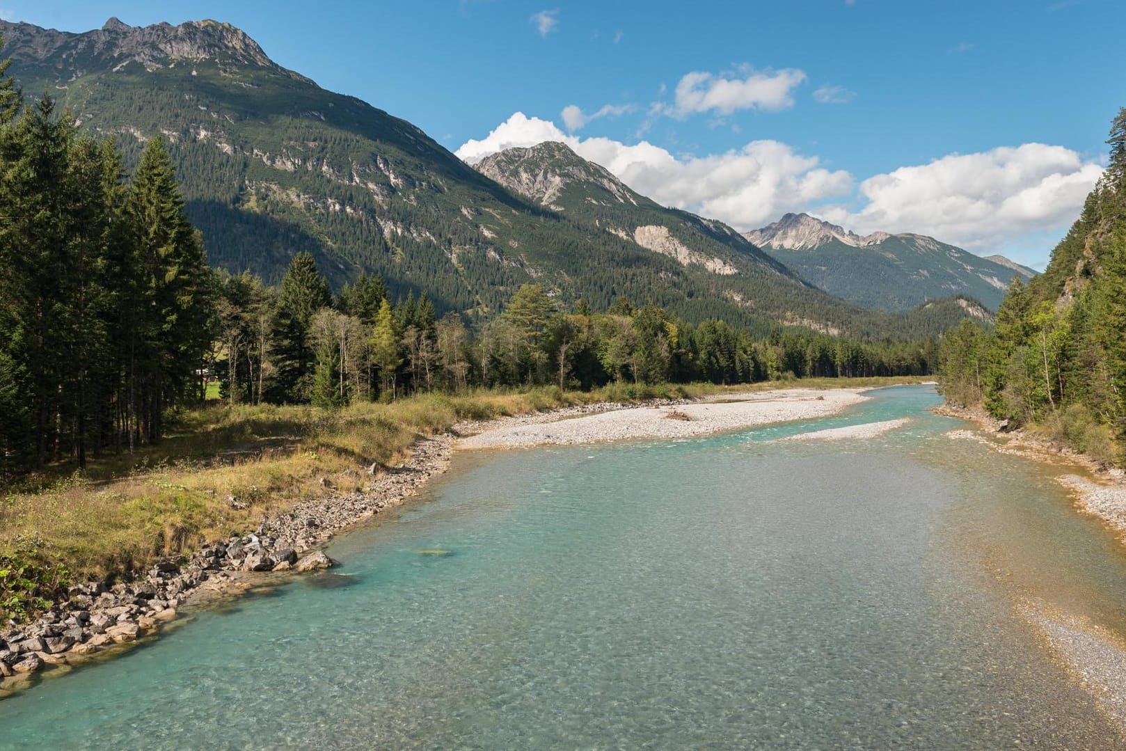 Der Fluss verzaubert das Lechtal mit seiner Schönheit.