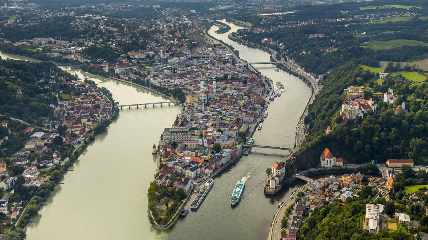 Zusammenfluss der drei Flüsse Donau, Inn und Ilz bei Passau.