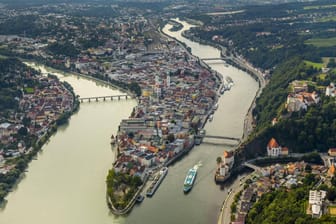 Zusammenfluss der drei Flüsse Donau, Inn und Ilz bei Passau.
