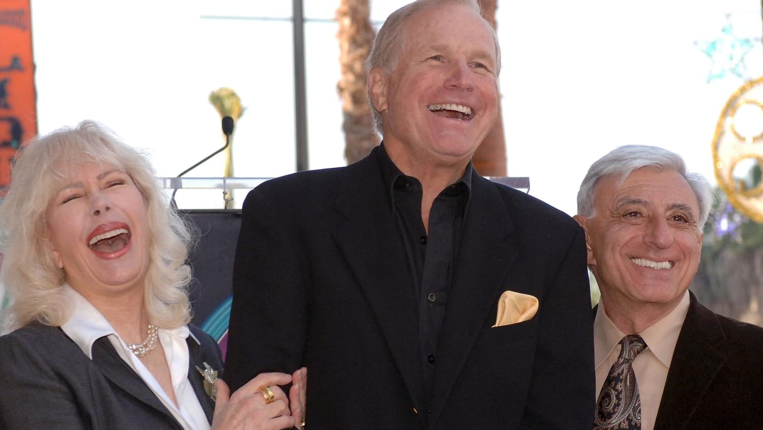 Loretta Swit (Margaret "Hot Lips" Houlihan), Wayne Rogers und Jamie Farr (Maxwell Klinger) im Jahr 2005 bei der Verleihung eines Sternes auf dem "Walk of Fame" an Rogers.