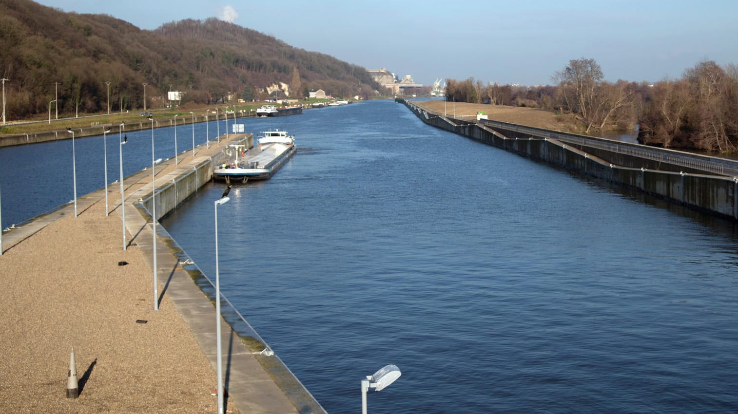 Belgien gibt eine schöne Halbinsel an die Niederlanden ab und erhällt dafür ein Stück Land rund um eine Schleuse an der Maas.