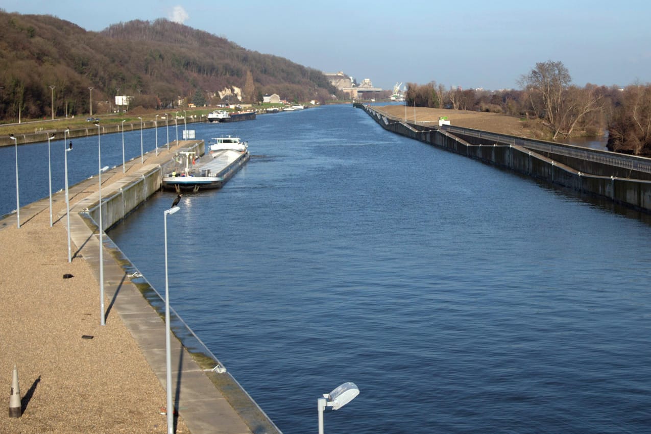 Belgien gibt eine schöne Halbinsel an die Niederlanden ab und erhällt dafür ein Stück Land rund um eine Schleuse an der Maas.