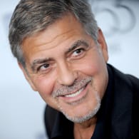 Graue Haare machen manche Männer attraktiv - George Clooney zum Beispiel.