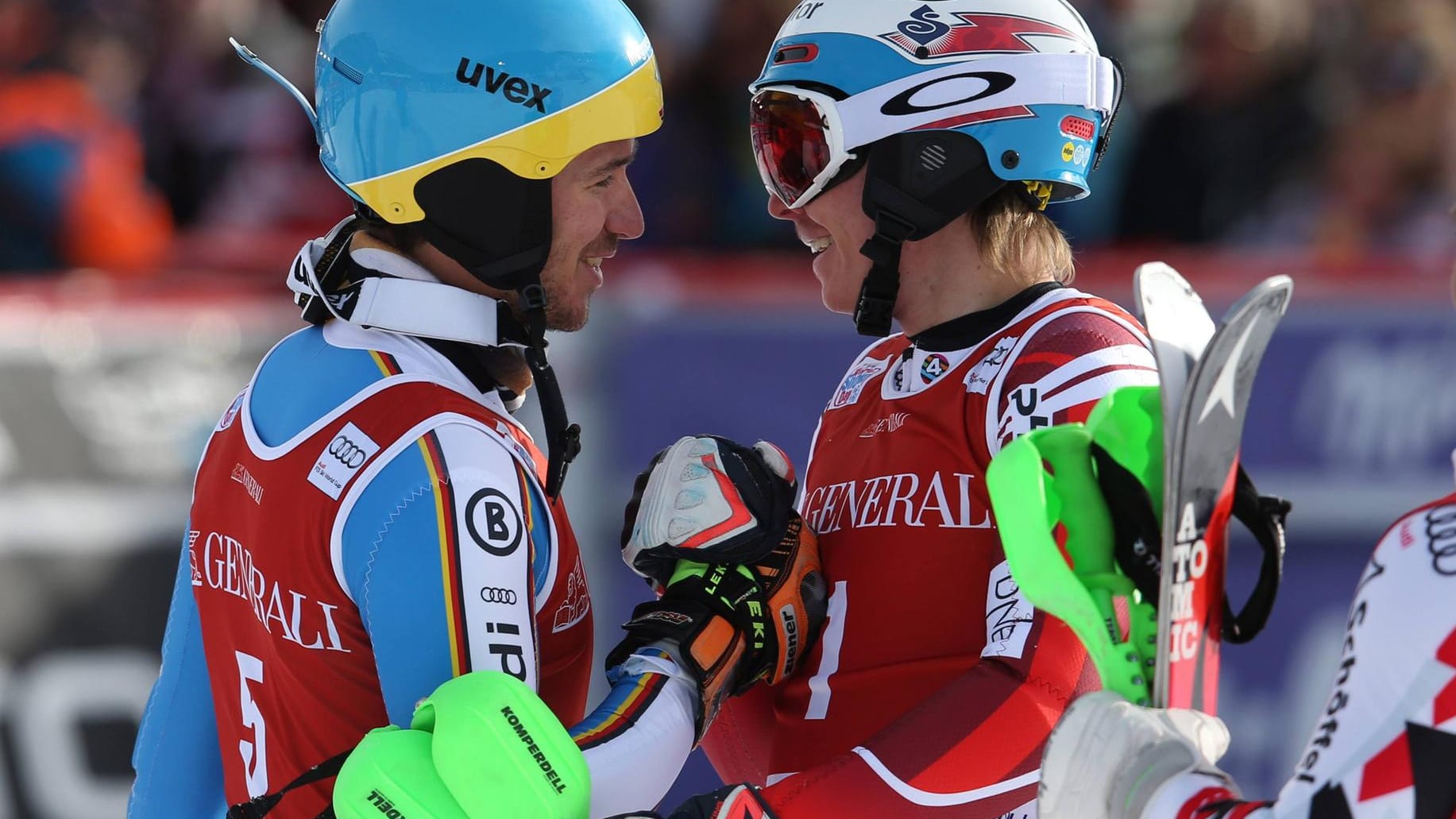 Felix Neureuther (li.) klatscht mit dem Norweger Henrik Kristoffersen ab.