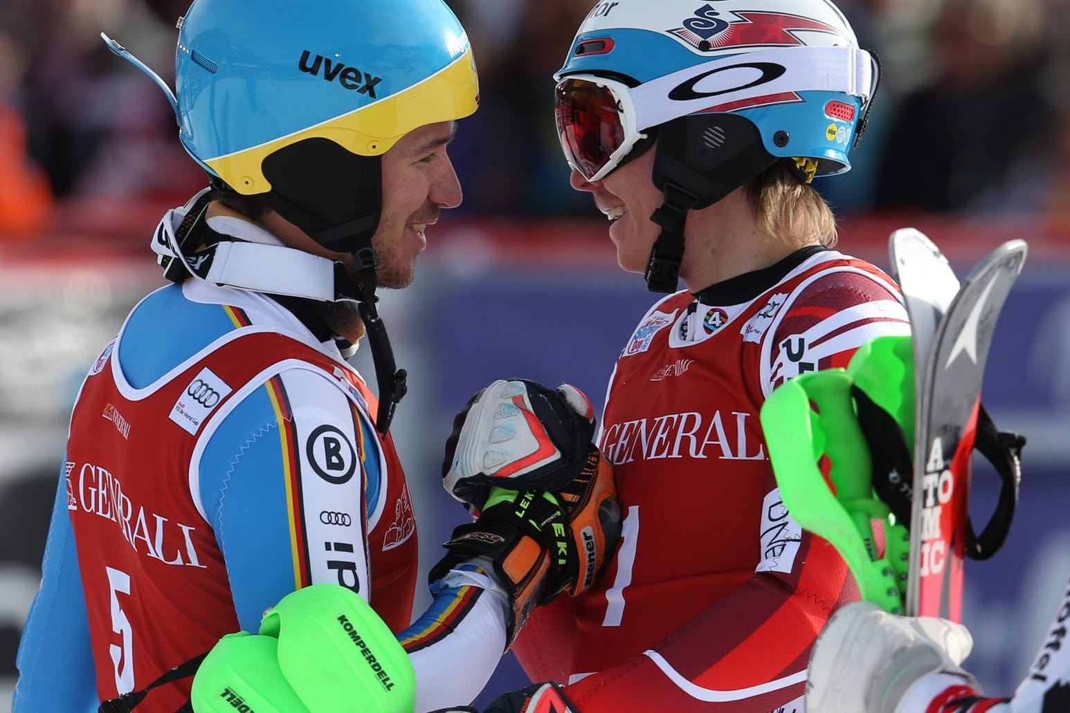 Felix Neureuther (li.) klatscht mit dem Norweger Henrik Kristoffersen ab.