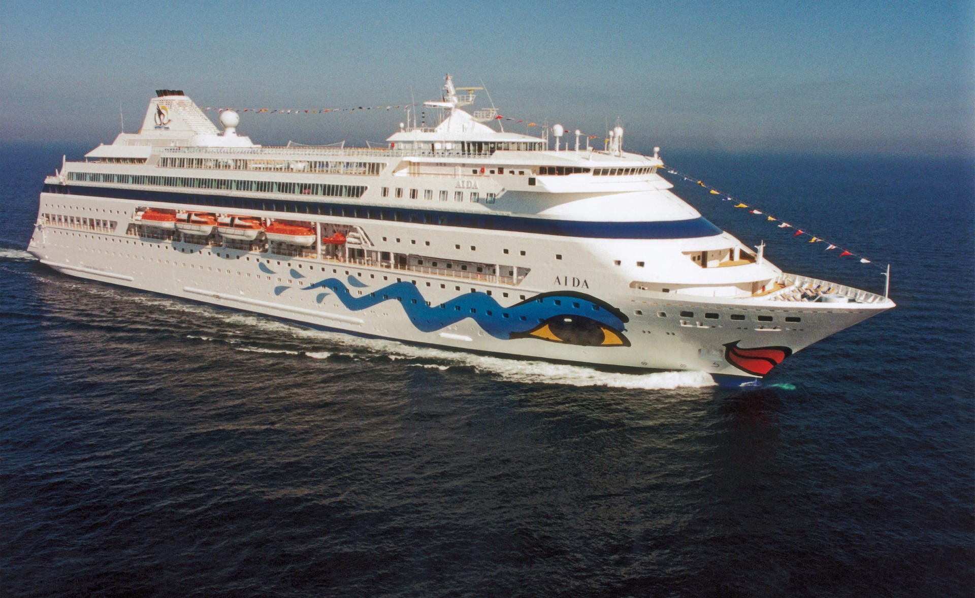 Beginn einer neuen Kreuzfahrtepoche in Deutschland: 1996 wurde das erste Aida-Schiff in Dienst gestellt. Anfangs hieß das Schiff nur "Aida", heute fährt sie als "Aida Cara". Das "Clubschiff" sollte der Kreuzfahrt ein lockereres Image verleihen.