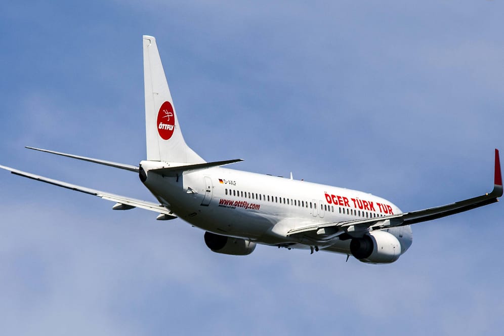 Ein Flugzeug von Öger Türk Tur.