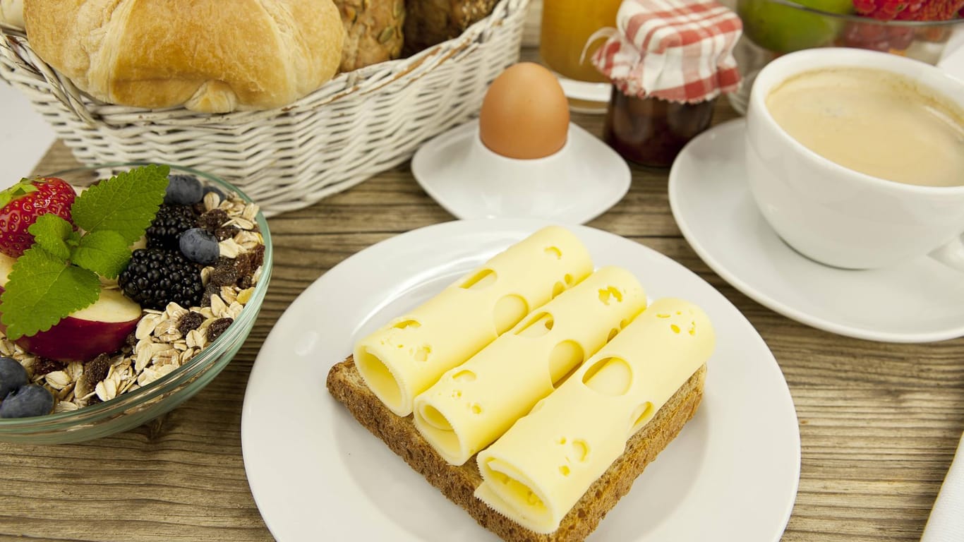 In Lebensmitteln wie Käse, Brot, Haferflocken und Ei ist reichlich Zink enthalten.