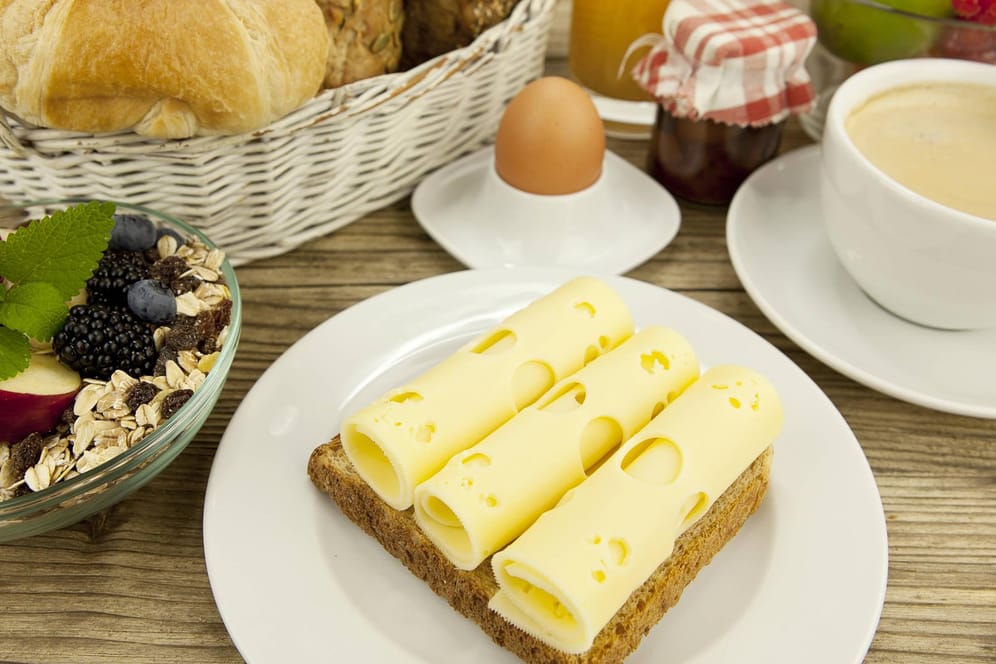 In Lebensmitteln wie Käse, Brot, Haferflocken und Ei ist reichlich Zink enthalten.